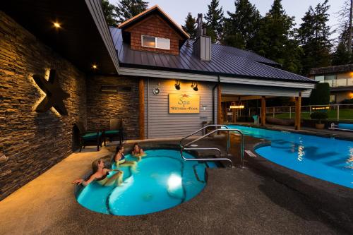 The swimming pool at or close to Kingfisher Pacific Resort & Spa