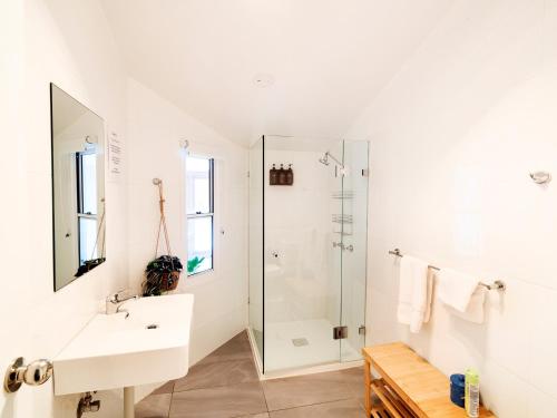 ein weißes Badezimmer mit Waschbecken und Dusche in der Unterkunft Maleny Hotel in Maleny
