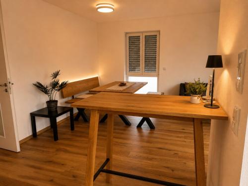a dining room with a wooden table in a room at Schongau Suites Premium Apartments M in Schongau