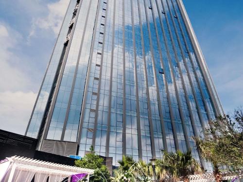 ein hohes Gebäude mit vielen Fenstern in der Unterkunft Pullman Guiyang in Guiyang