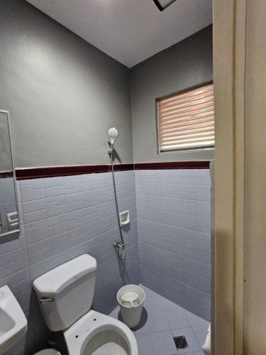 ein Badezimmer mit weißer Toilette und Waschbecken in der Unterkunft Ciello Accommodation 2 in Cagayan de Oro