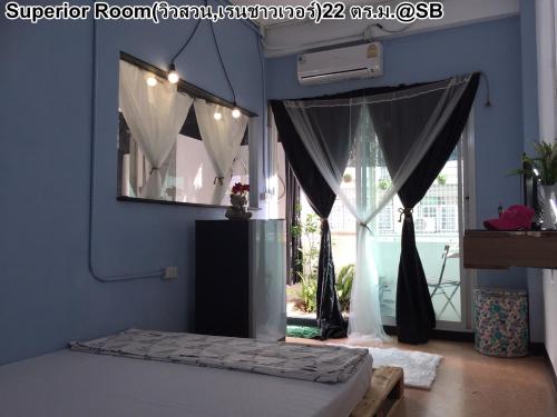 1 dormitorio con cama, espejo y ventana en Sleeping Beauty, en Bangkok