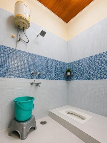 a bathroom with a toilet and a bucket in it at Hotel Jannat Palace in New Delhi