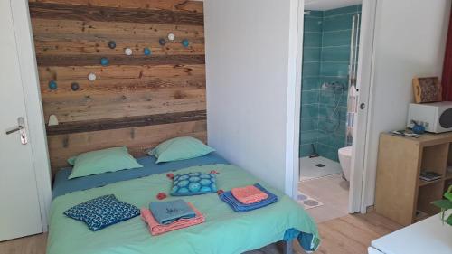 a bedroom with a bed with towels on it at Studio Nature in Marboz