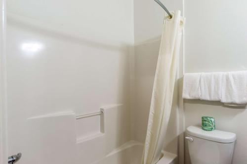 Vonios kambarys apgyvendinimo įstaigoje Super 8 by Wyndham Kenedy