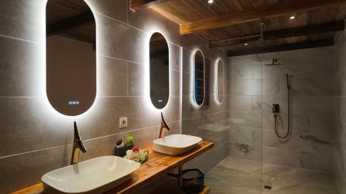 a bathroom with two sinks and a shower at Manja Kely Lodge - Nosy Komba Island in Nosy Be