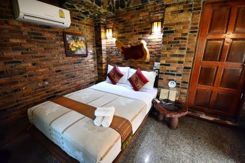 En eller flere senge i et værelse på Khao Sok Las Orquideas Resort