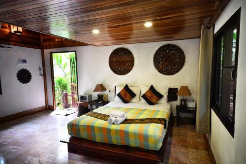 En eller flere senge i et værelse på Khao Sok Las Orquideas Resort