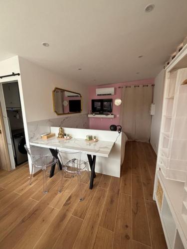 a kitchen and dining room with a table and chairs at Charmant Studio in La Motte-dʼAigues
