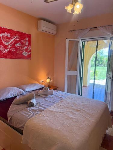 a bedroom with a large bed and a window at Traumhaus für 6 Personen mit spektakulärem privaten Pool und schönem Ausblick in die Natur in Hozanejos