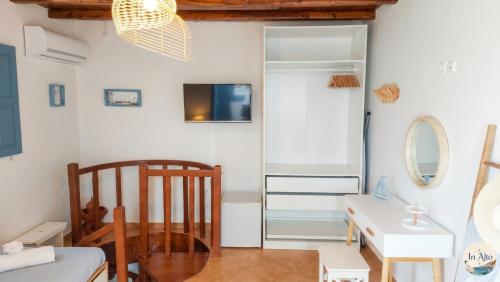 a living room with a desk and a mirror at In Alto in Plaka Milou