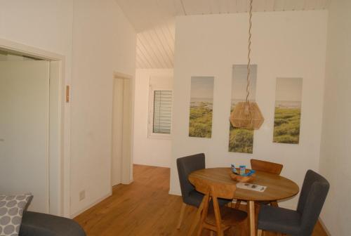 ein Esszimmer mit Tisch und Stühlen in der Unterkunft Chalets Vacances in Avenches