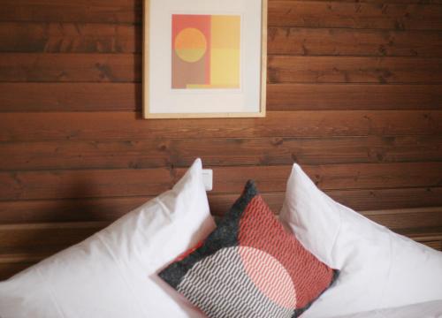 Postel nebo postele na pokoji v ubytování Family Friendly Chalet - Central with Beautiful Mountain Views