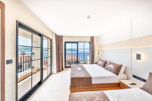 a bedroom with a bed and a balcony at Sardunya Otel ARKA BİNA in Kaş