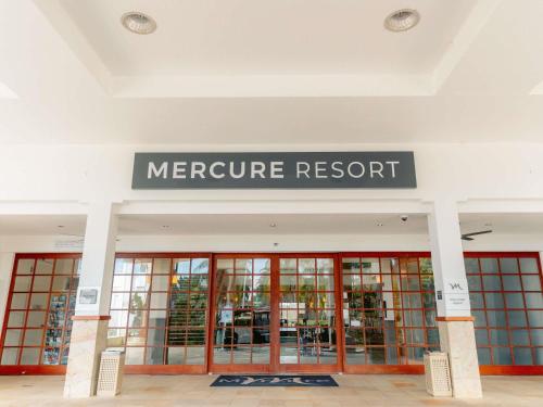a store front with the entrance to the mercure resort at Mercure Gold Coast Resort in Gold Coast