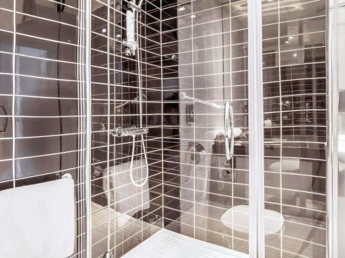 a bathroom with a glass shower with a toilet at ibis Styles Wałbrzych in Wałbrzych