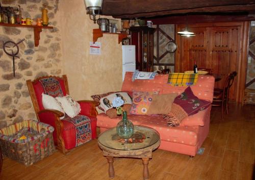 una sala de estar con un sofá y una mesa en Casa Angel, en Sequeros