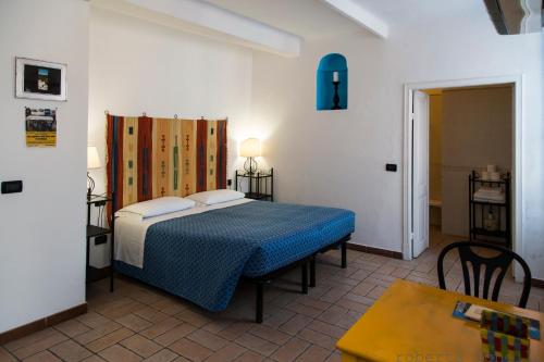 - une chambre avec un lit et une table dans l'établissement Camere Anna, à Vernazza