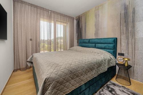 ein Schlafzimmer mit einem Bett und einem großen Fenster in der Unterkunft Aine in Labin