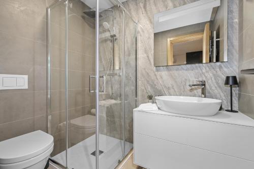 ein Badezimmer mit Waschbecken, Toilette und Dusche in der Unterkunft Aine in Labin