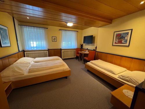a hospital room with two beds and a table at Gästehaus Stögmüller in Asten