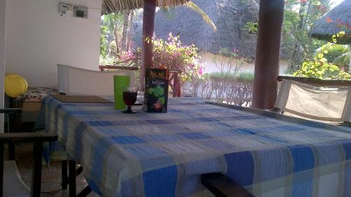 マリンディにあるFlappy Beach Villa Malindi Mambruiの青と白のテーブル(ワイン付)