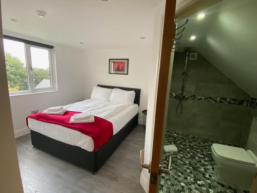ein Schlafzimmer mit Bett und Dusche in der Unterkunft Hotel Tia in Liverpool