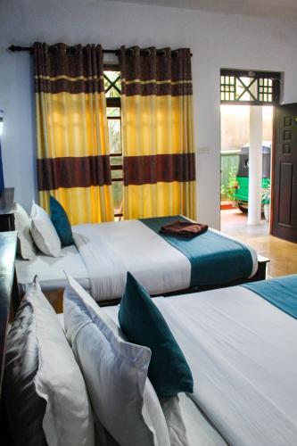 a bedroom with two beds and a couch in it at Heavens Gate Ella in Ella