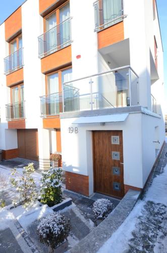 an apartment building with a wooden door at Apartament Malta Poznań in Poznań