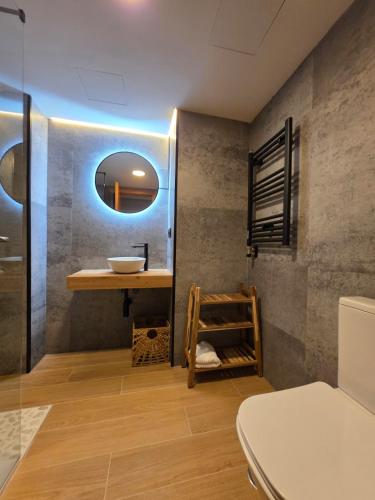 a bathroom with a sink and a mirror at Sweet Dreams Úbedas in Talavera de la Reina