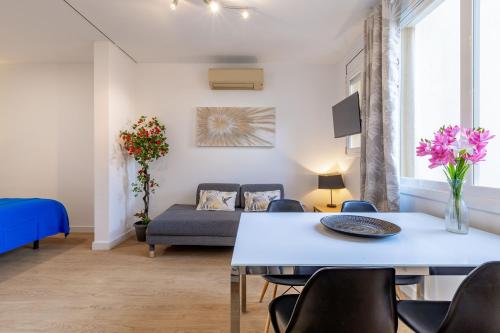 Sants Center Apartment 2 Bed, Metro 3 minuts, Fira Barcelona, Camp Nou