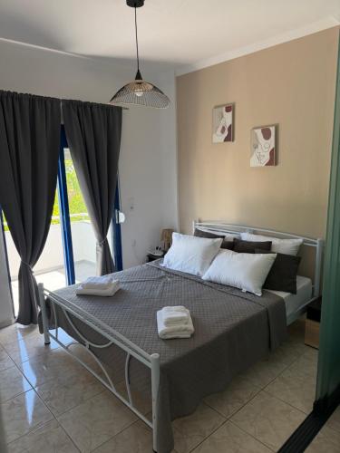 a bedroom with a bed with two towels on it at Diktamo Coast Living in Ofrínion