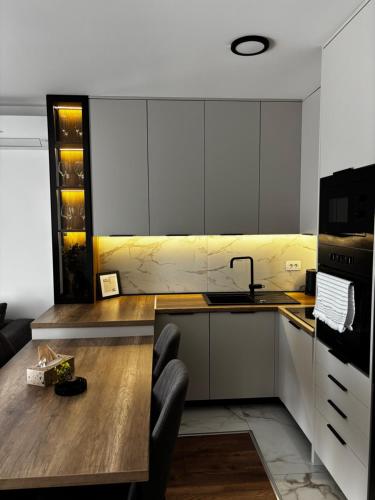 eine Küche mit Spüle und Arbeitsplatte in der Unterkunft Apartment Viewpoint in Posušje