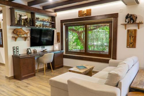 ein Wohnzimmer mit Sofa und Fernseher in der Unterkunft Stella's Traditional Inn in Káto Zákros