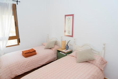 A bed or beds in a room at Miralrio Chulilla