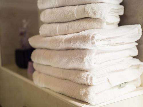 una pila de toallas blancas sentadas en un estante en El Mercadal, en Cardona