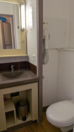 a bathroom with a sink and a toilet at Studio cabine climatisé vue golf à Cap Estérel in Saint-Raphaël