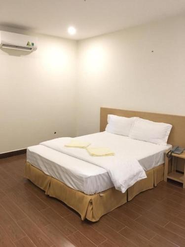 a bedroom with a large bed with white sheets and pillows at Phuong Ly Ly in Ho Chi Minh City