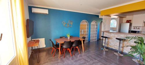 a dining room with a table and chairs at Maison Casa Milesa - Calme, Spa privatif sur demande, Parking securisé, à 12 min des plages in Nice