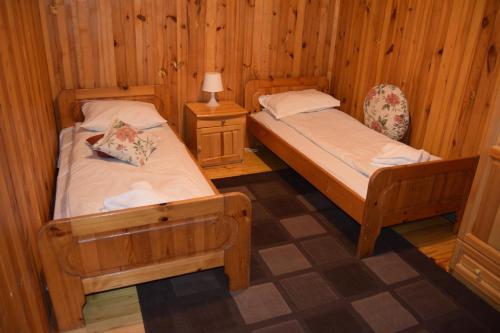 2 letti singoli in una camera con pareti in legno di Persey Villa Borovets a Borovets