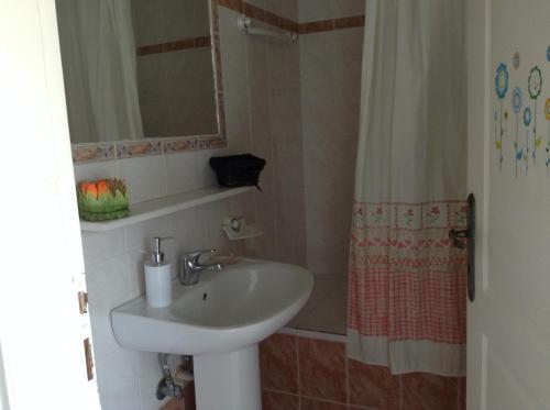 un bagno con lavandino e doccia di Smile's Studios a Tsilivi