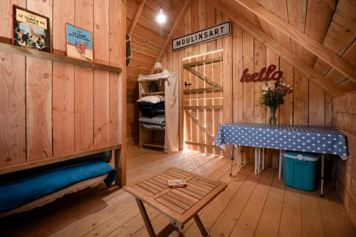 a room with a table in a cabin at Cabane Cheverny in Le Controis En Sologne