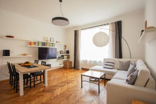 Spacious & bright apartment in city center