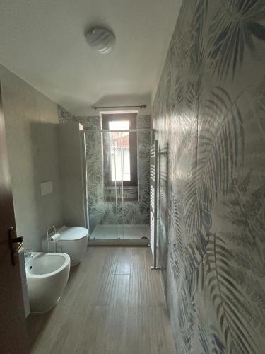 a bathroom with a tub and a toilet and a sink at Casa delle vele in Valmadrera