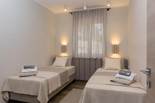 Azure Pine Residence Private Heated Pool & Rooftop Jacuzzi