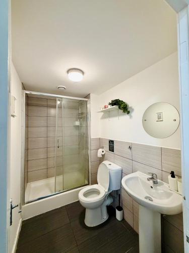 a bathroom with a toilet and a sink and a shower at Britlodge Ruskin Stay in Manchester