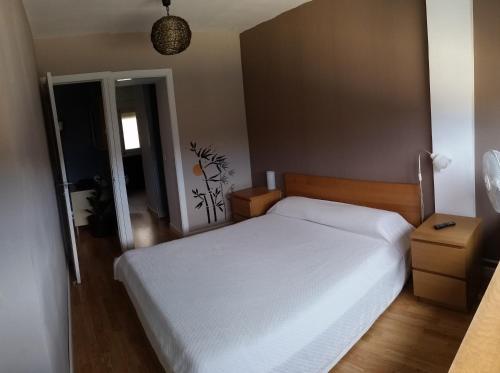 1 dormitorio con 1 cama blanca en una habitación en Piso Playa Patacona/Malvarrosa, en Valencia