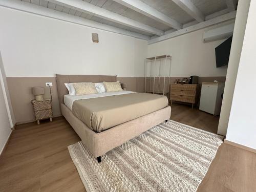 a bedroom with a bed and a rug at ComfortHouse AlbatrosMare in Ladispoli