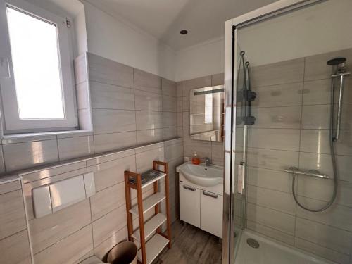 a bathroom with a shower and a sink at Bahnhof Mulknitz in Forst