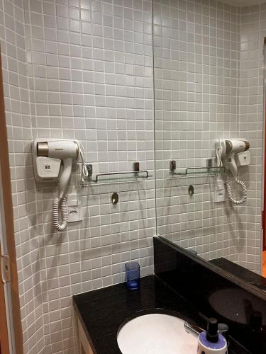 a bathroom with a sink and a mirror at Para quem deseja conforto e bem estar in Salvador